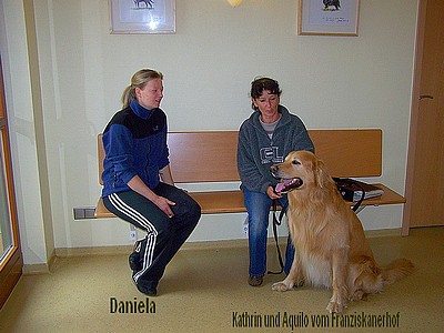 Daniela ,Kathrin und Aquilo im Warteraum vom Tierarzt